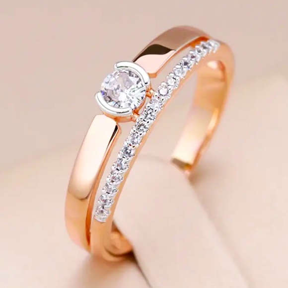 Jewelry - This is absolutely gorgeous 14 k rose gold band ring with natural zircon